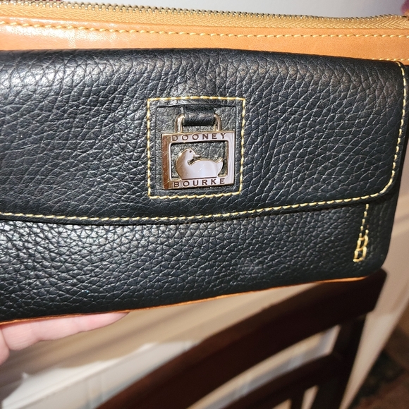 Dooney and Bourke black wristlet - Picture 6 of 6